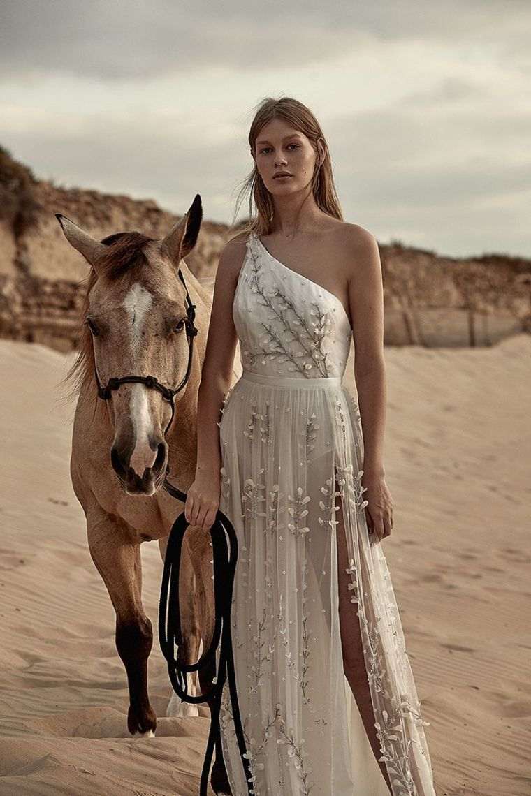 graži bohemiška vestuvinė suknelė