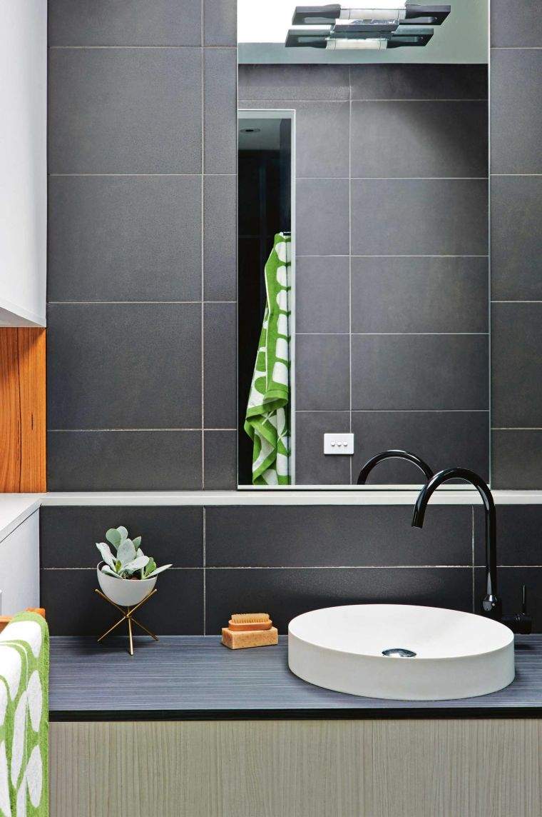 rubinetto nero per bagno-piastrelle-deco-colore-scuro