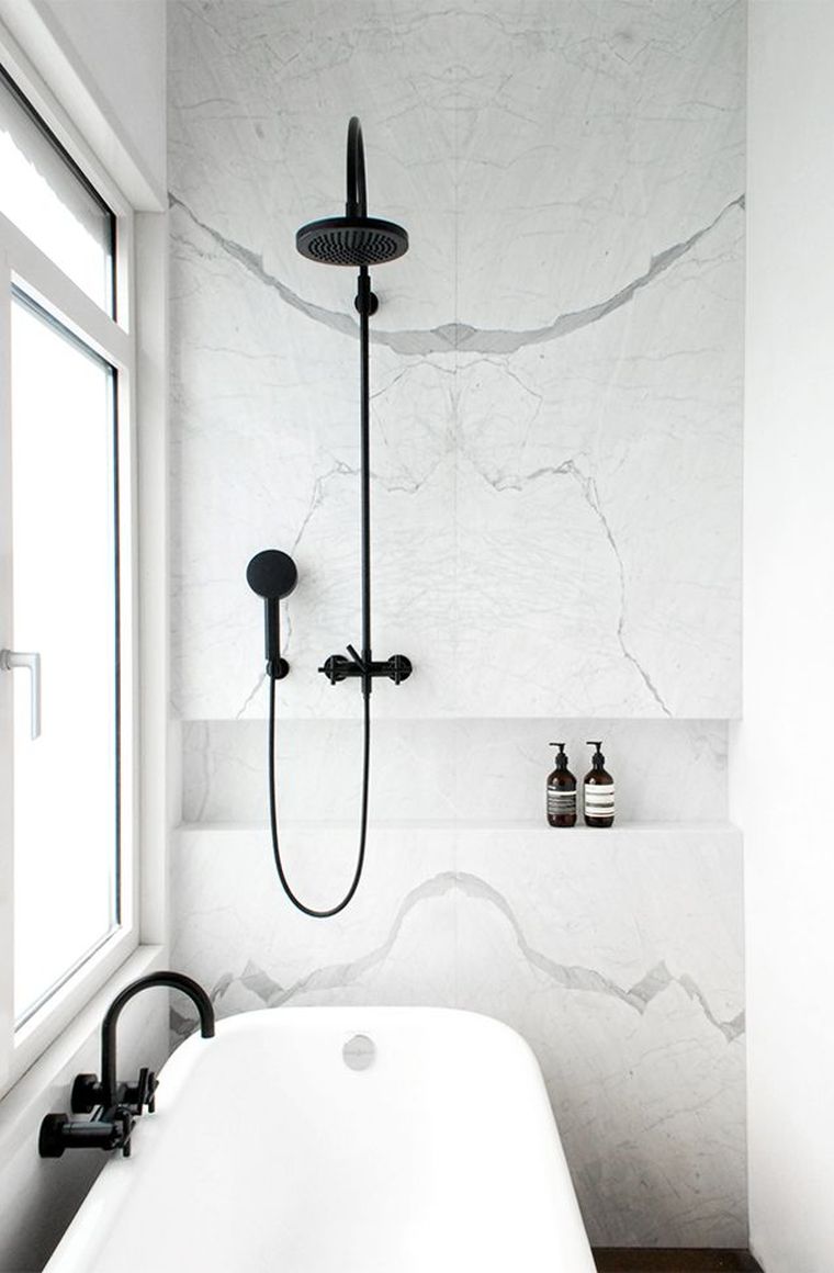 bianco-e-nero-marmo-design-bagno-rubinetti-neri