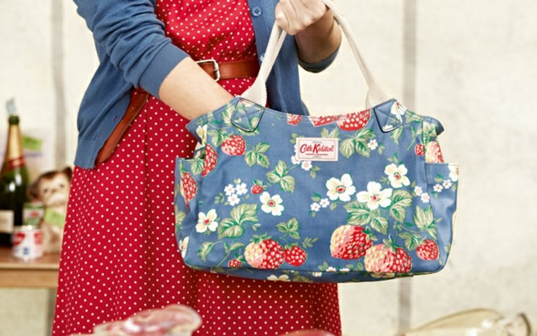 madinga moteris-rankinė-gėlių-rašto-cath-kidston-dizainas