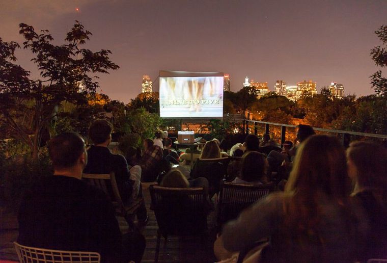 un cinema privato per la sua famiglia