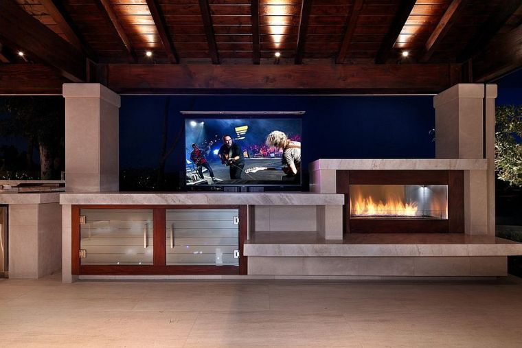 una terrazza con uno schermo home theater