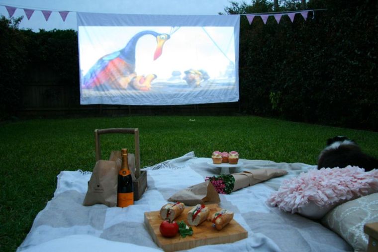 cinema in giardino e terrazza a casa