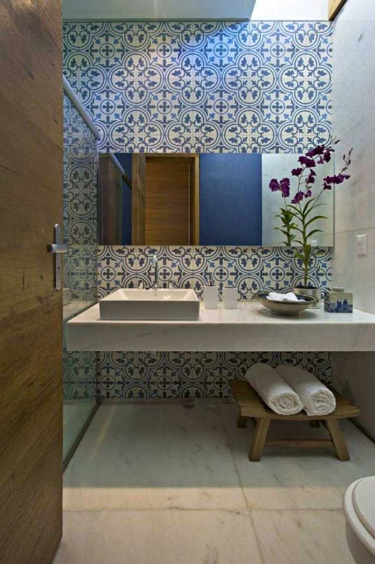 gubó-fürdőszoba-kék-fehér-csempe-fa-széklet-virágcserép