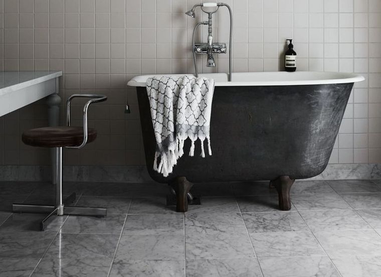 bagno grigio e bianco con vasca freestanding nera