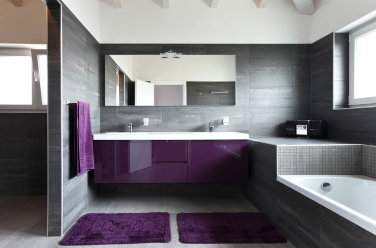 pilka ir balta vonios kambarys modernūs lakuoti baldai violetiniai akcentai