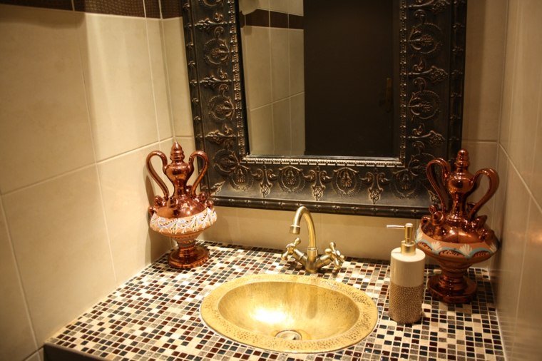 Marokkói-fürdőszoba-mosogató-csempézett-tárgyak-tartozó-más-kultúra