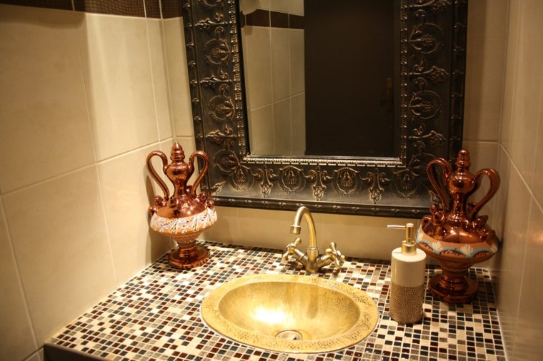 marocchino-bagno-lavabo-oggetti-piastrellati-di-diversa-cultura