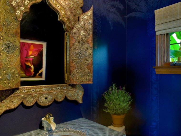 Marokanska kupaonica tamno plava boja ogledalo u Marakešu