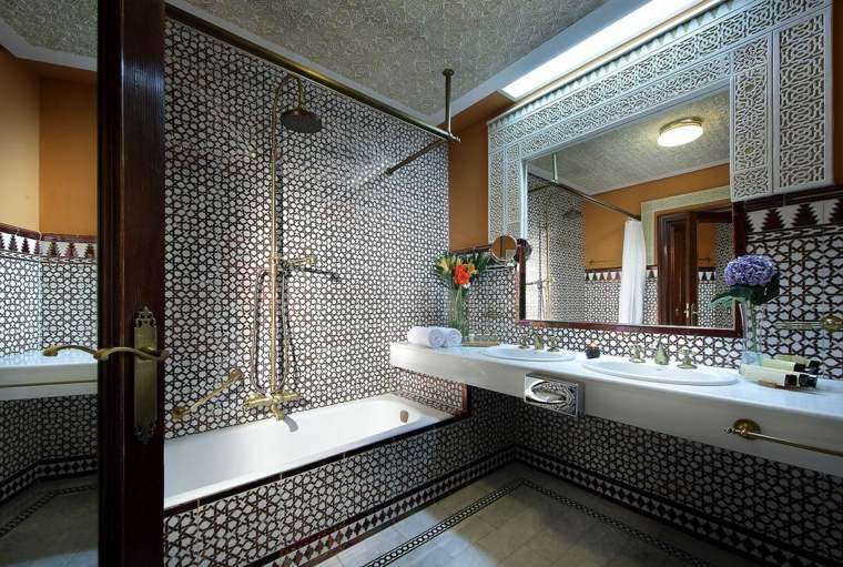 Marokkói-luxus-fürdőszoba-mozaik-csempézés-fehér-barna