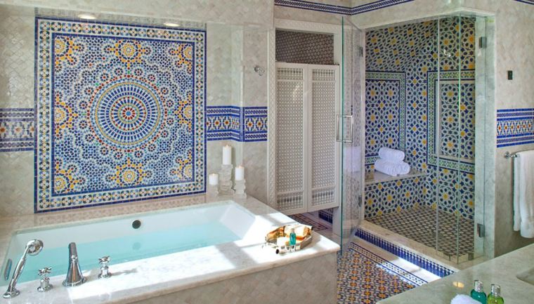 モロッコのバスルームモロッコの大理石のタイル