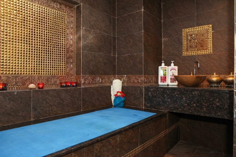 Maroko vonios kambario rudos plytelės mėlyna vonia
