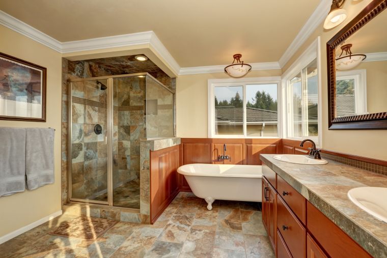 kőből és fából készült fürdőszoba dekoráció