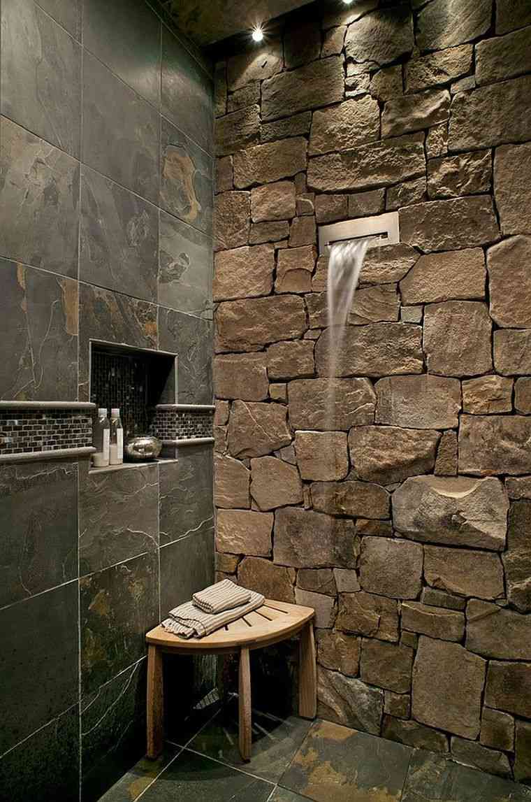 természetes kőből készült fürdőszoba