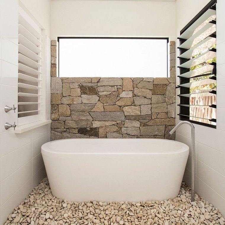 modern, természetes kőből készült fürdőszoba