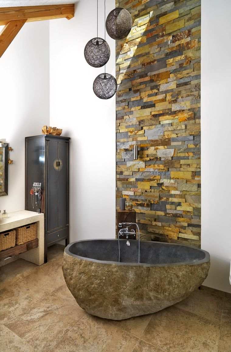 elegáns, természetes kőből készült fürdőszoba