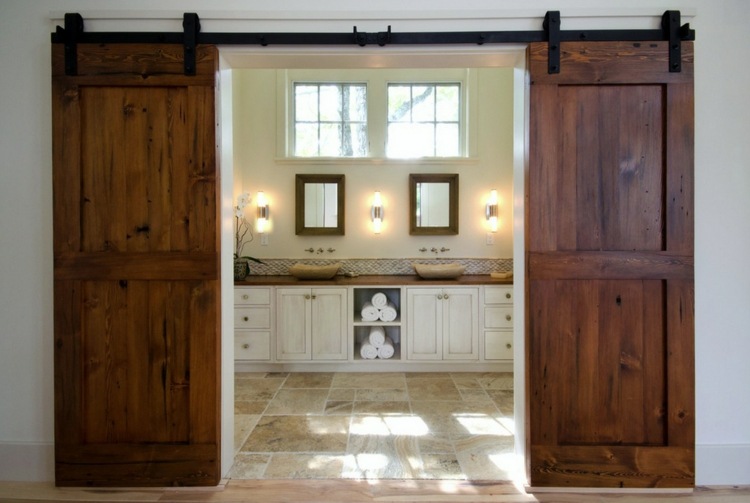 kupaonica s drvenim kliznim vratima