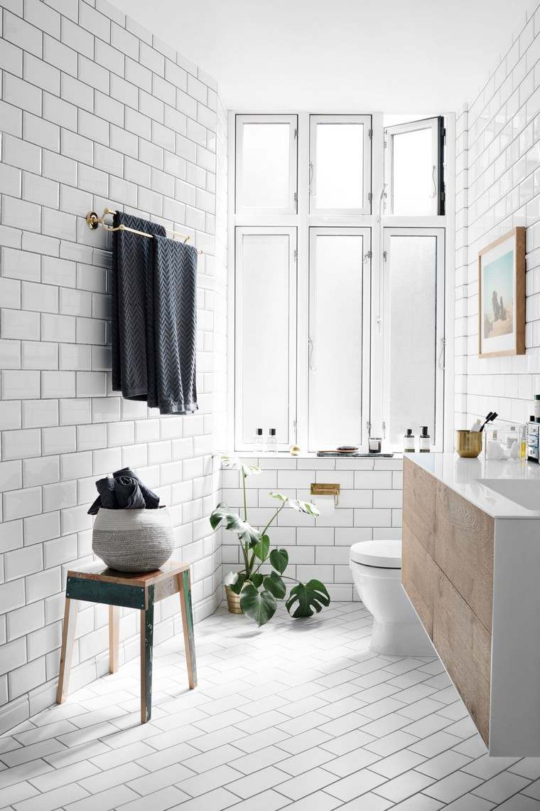 Bagno bianco scandinavo interno piastrellato deco WC