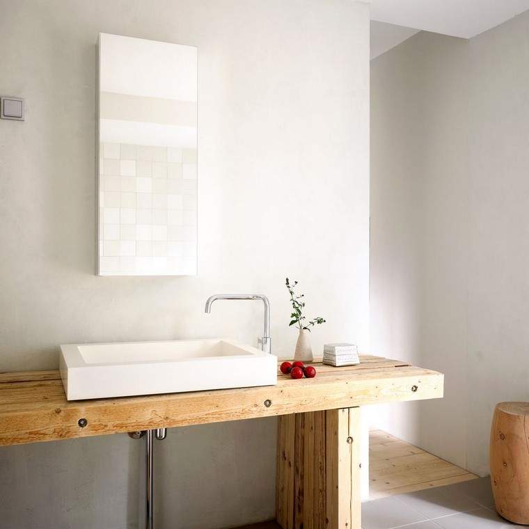 interior-design-specchio-legno-contro-bagno