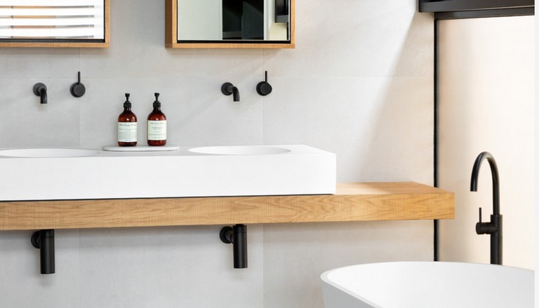 Specchio da bagno scandinavo con piano di lavoro in legno