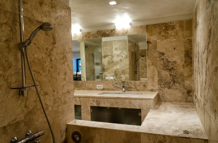 Tivoli kamena kupaonica koja prekriva prirodni kamen
