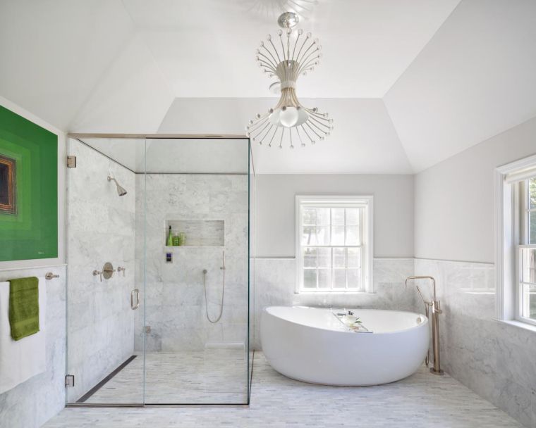 modernus vonios kambario dekoras baltais dažais