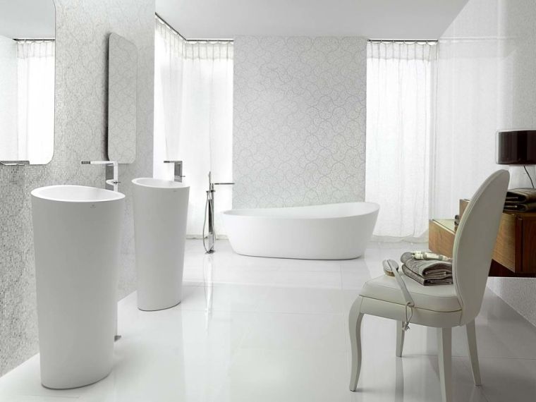 modernus baltas vonios kambario dekoras