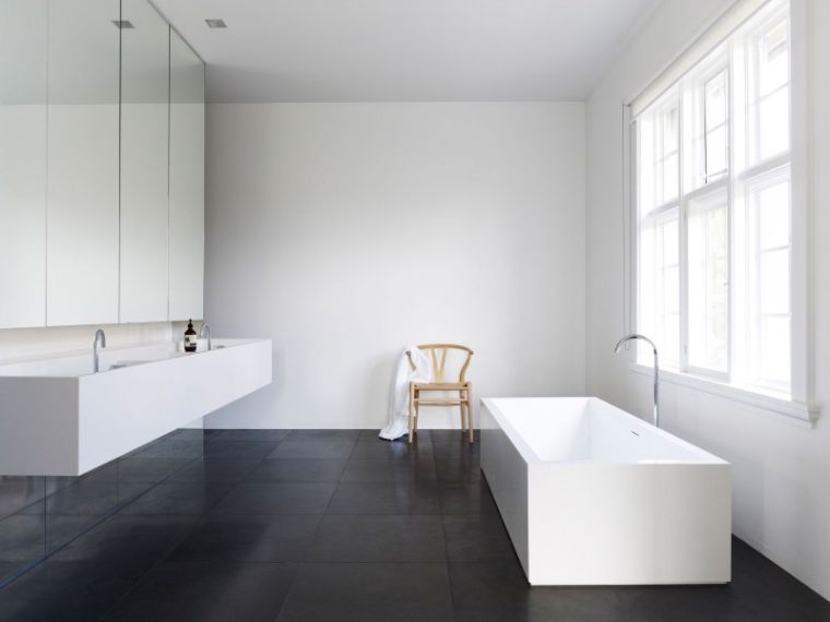 minimalistinė vonios kambario nuotrauka juodos grindys