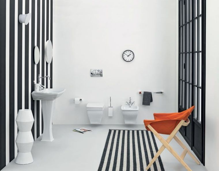 juodas modernaus dizaino vonios kambarys