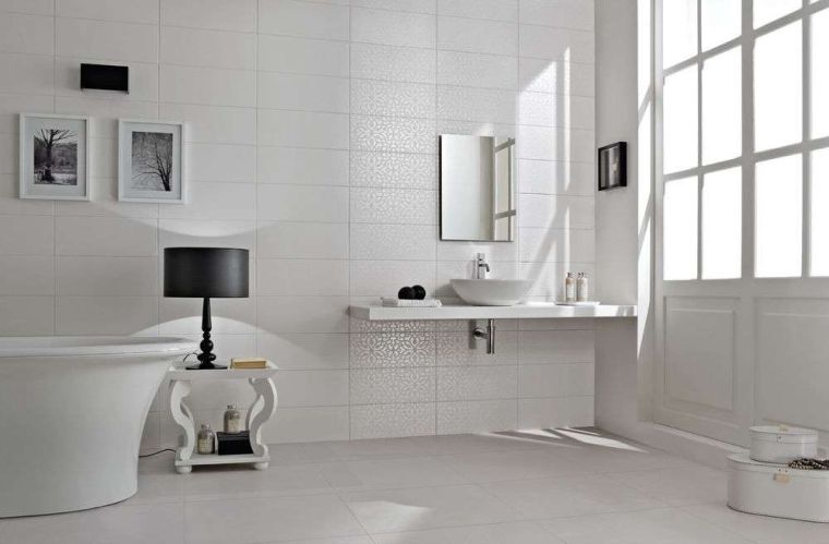 Šiuolaikinio dizaino baltos vonios plytelės