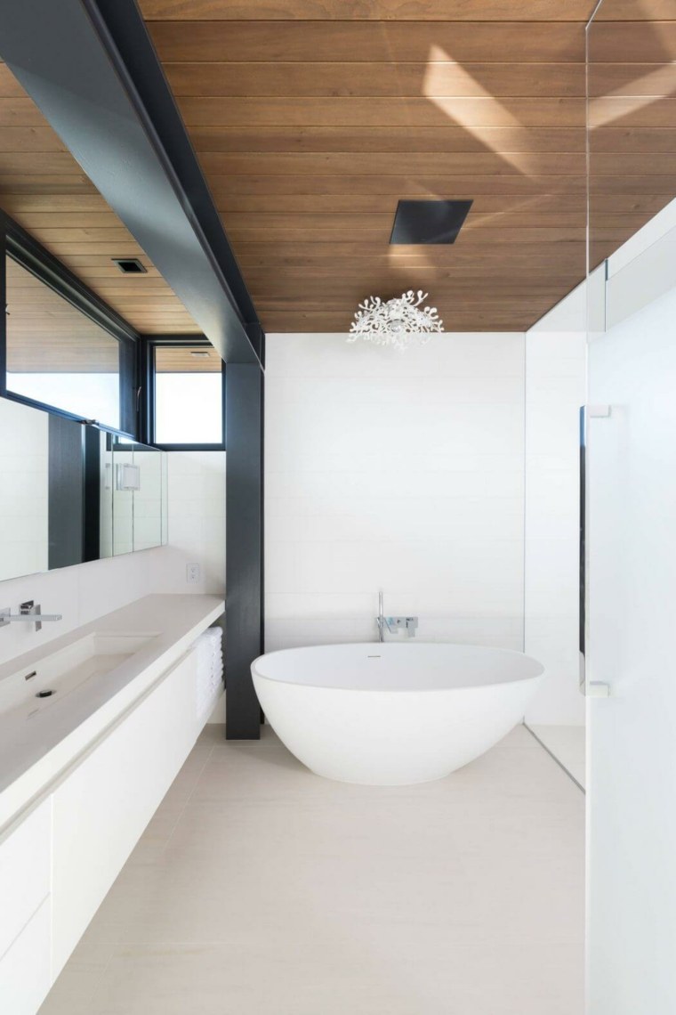 bagno vasca da bagno soffitto in legno rivestimento moderno design alla moda illuminazione