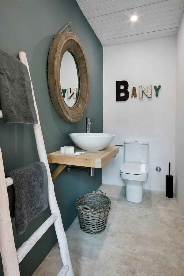 bagno rustico con cornice a specchio mobiletto piccolo bagno wc