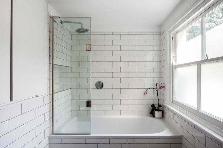 vonios kambario dizainas moderni vonia plytelėmis dekoruota vonios dušo kabina