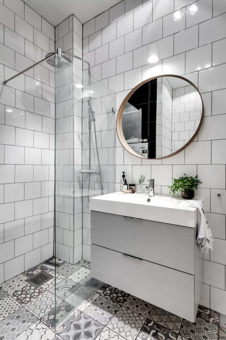 Rivestimenti interni scandinavi con specchio da bagno in piastrelle marocchine