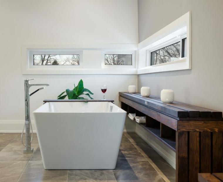 Moderna kupaonica u kući u Torontu, dizajn Alva Roy Architects Kupaonska kada modernog dizajna drvena klupa deco biljka