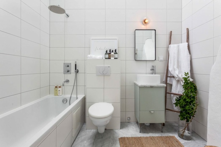 モダンなバスルームトレンディなデザインの白いタイルのトイレ