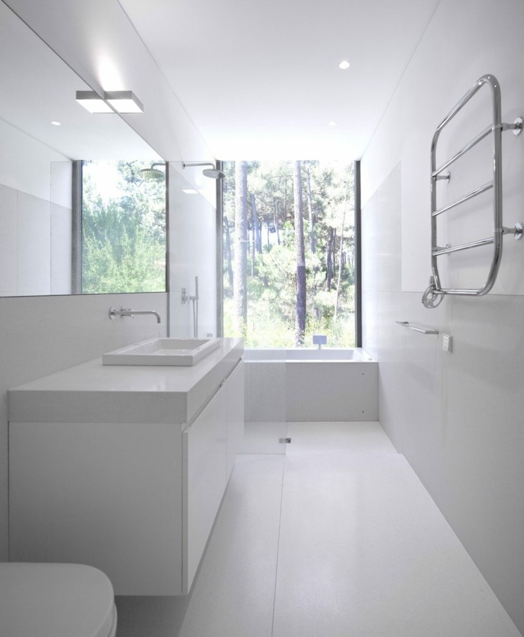 šiuolaikiški vonios baldai balto interjero dizaino idėjos