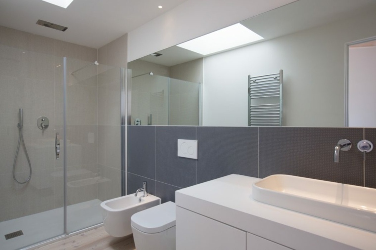vonios kambarys modernus tualeto kabinos dušo veidrodis madingo dizaino