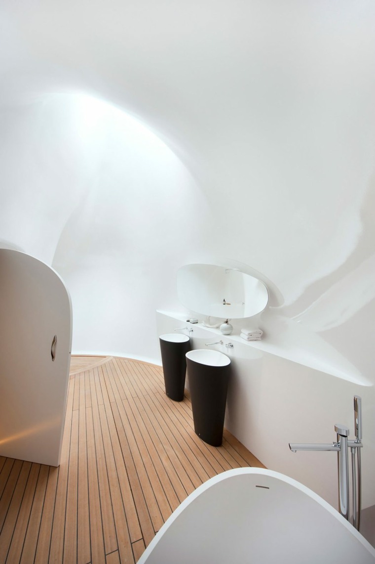 Šiuolaikinis vonios kambario medinės parketo vonios palėpės dizainas
