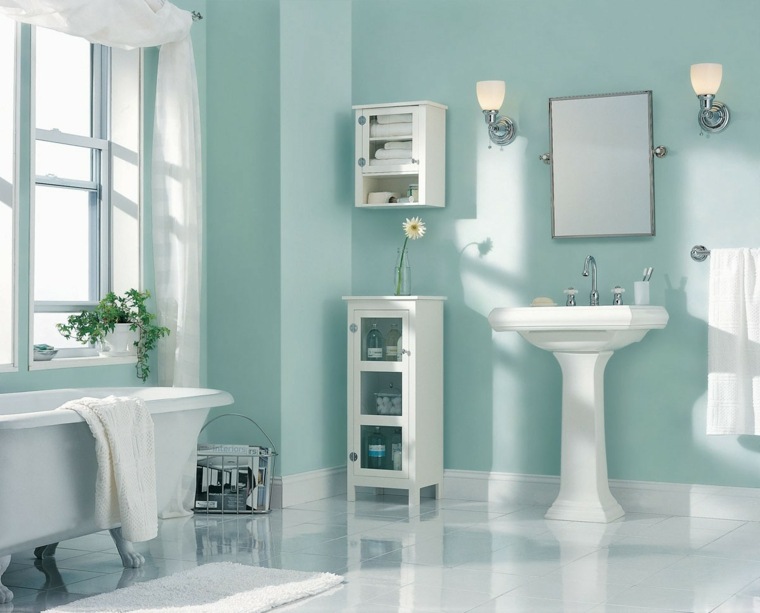 idea bagno blu specchio vasca da bagno bianca parete dipinta di blu