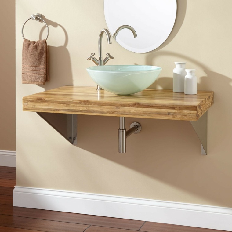 Specchio per lavabo con piano di lavoro in legno idea bagno