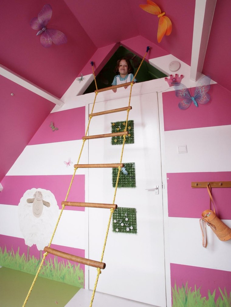 vaikų žaidimų kambario dekoravimo idėja rožinės sienos drugelių dekoravimas vaikų kambario originalūs žaidimai