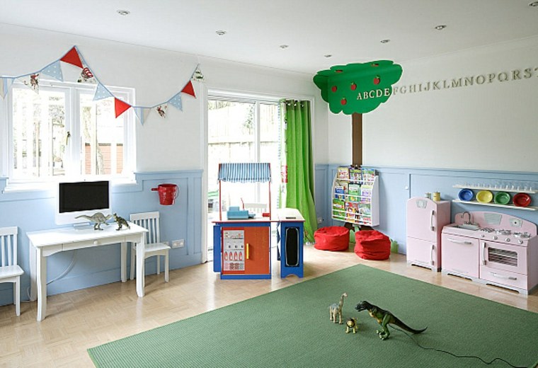 vaikų žaidimų kambarys žalias grindų kilimėlis dizaino baldai mediena balta stalo kėdė girlianda dinozauras
