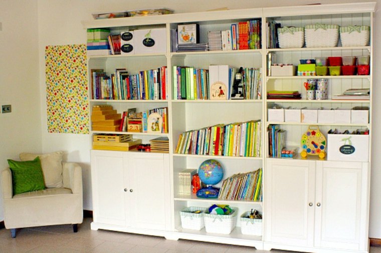 Vaikų žaidimų kambario saugyklos idėjos biblioteka knygos smėlio spalvos fotelis