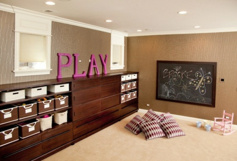 vaikų žaidimų kambarys mediniai baldai dizaino smėlio spalvos grindų kilimėliai sienų dekoro pagalvėlės