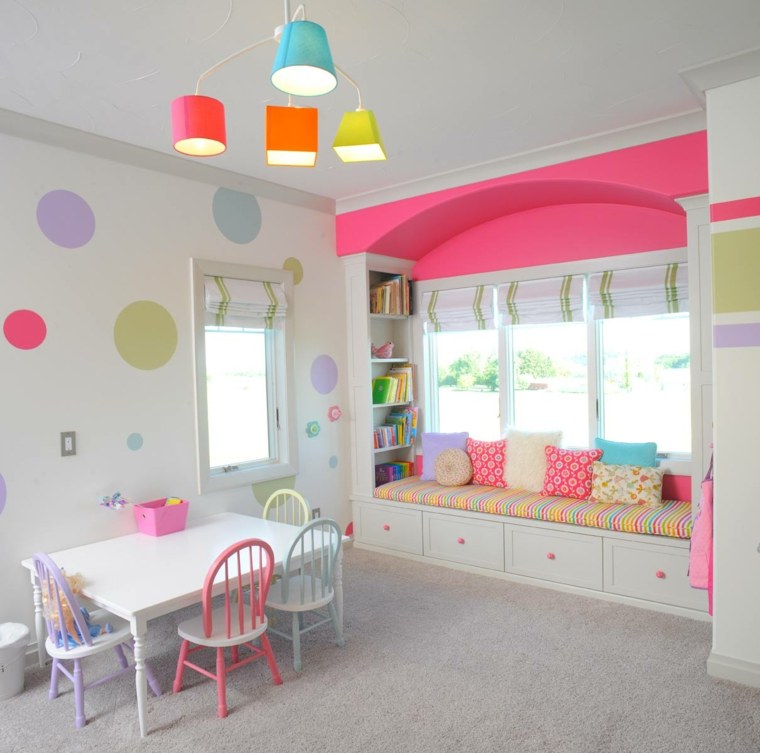 vaikų kambario idėja žaidimų kambario šviestuvas baltas medinis stalo lova pilkas grindų kilimėlis