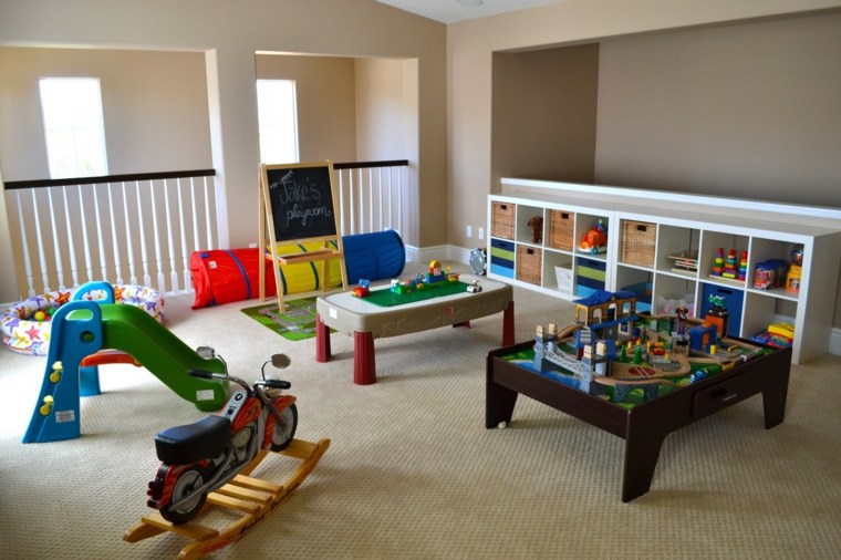 vaikų žaidimų kambarys smėlio spalvos baltas grindų kilimėlis medinis stalas dizainas deko idėja knygų lentynos saugykla