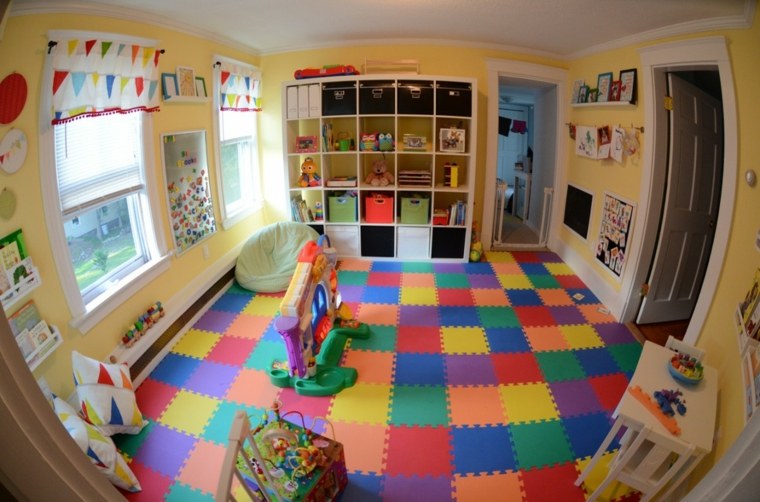 子供のプレイルームのレイアウトのアイデアカラフルなフロアマットのデザインカーテンデコ棚収納本