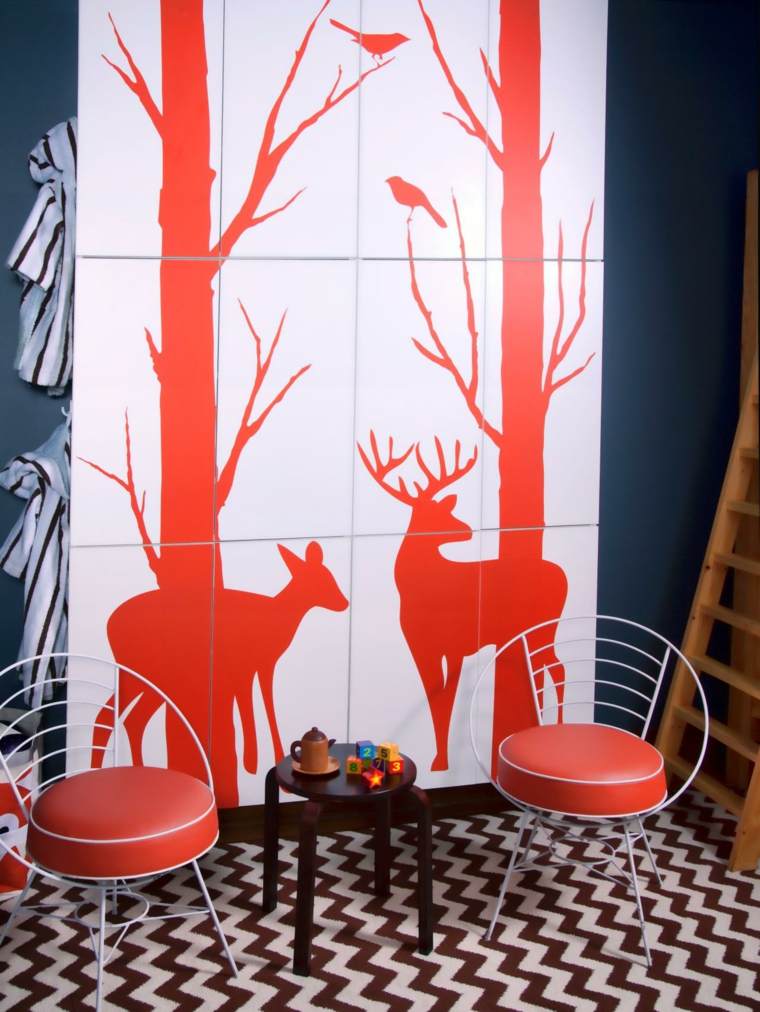 vaikų žaidimų kambario idėja grindų kilimėlis grafinio rašto sienų dekoro dizainas kavos staliukas medis