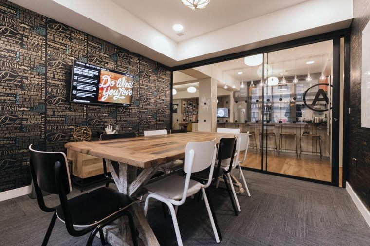 „WeWork“ dizaino susitikimų kambarys